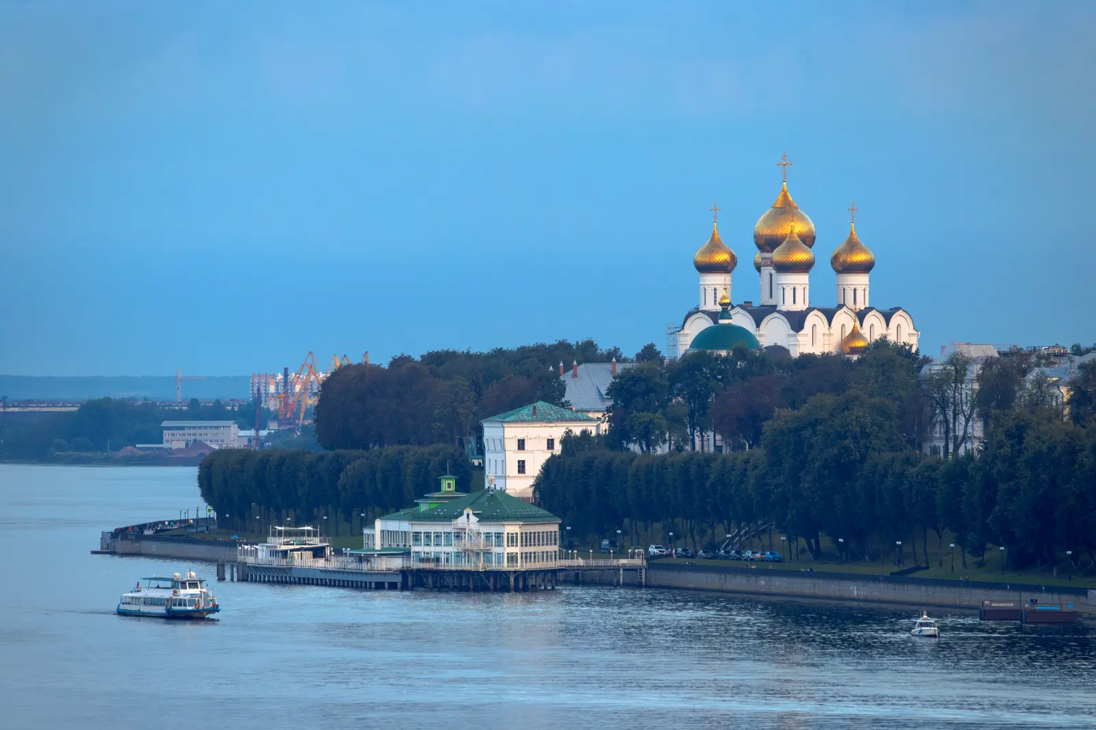 Прогулочный рейс в Ярославле на электрокатамаране «Белояр»